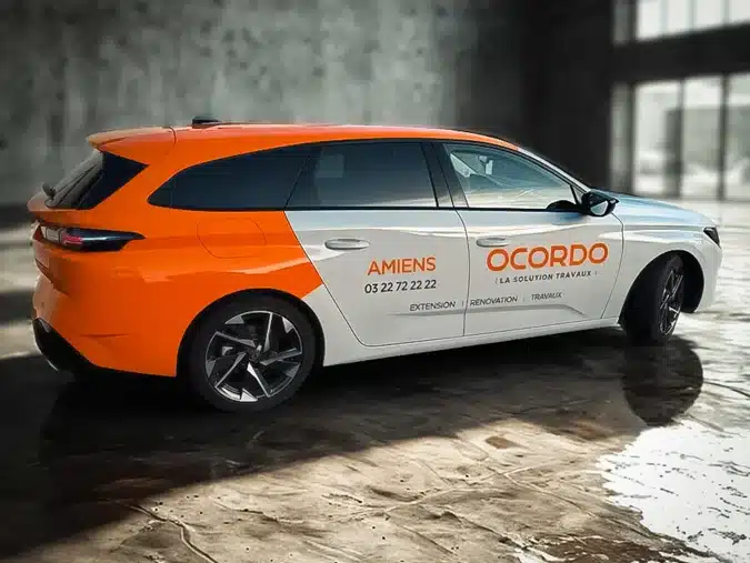 Covering publicitaire sur une voiture d'entreprise