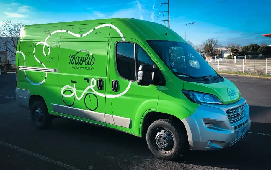 Camionnette de la régie de transport nantaise NAOLIB avec logo