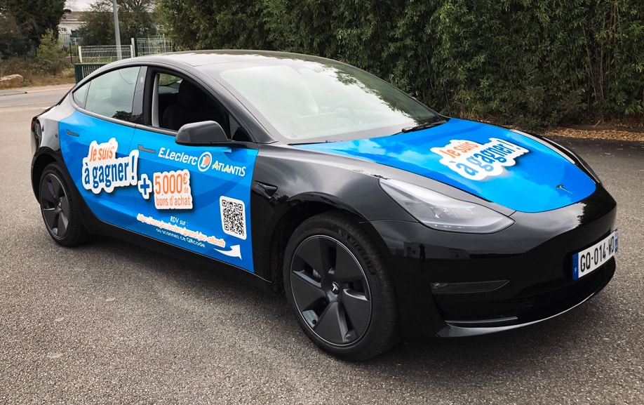Autocollant publicitaire sur voiture Tesla pour E.Leclerc