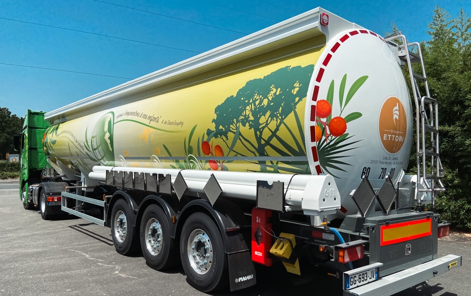Covering complet d’un camion citerne en Corse réalisé par Graphitruck