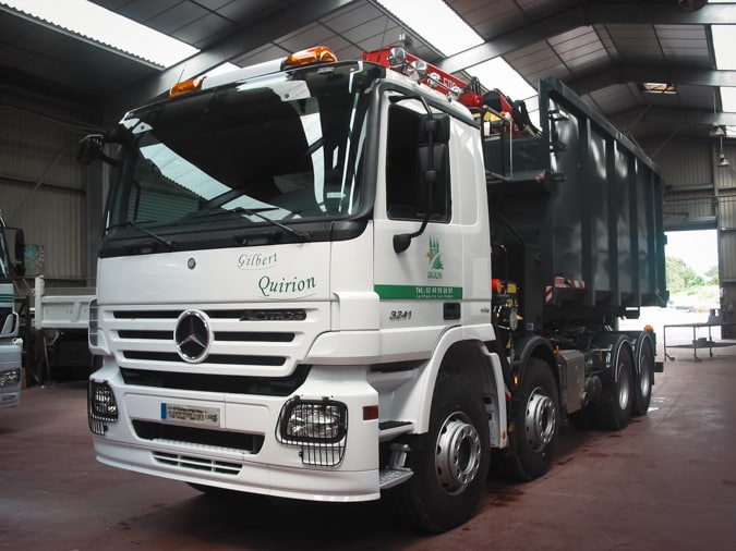 Camion benne de paysagiste avec flocage