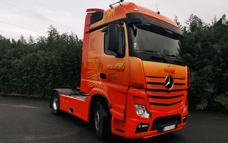 Camion poids lourd décoré pour une campagne publicitaire itinérante