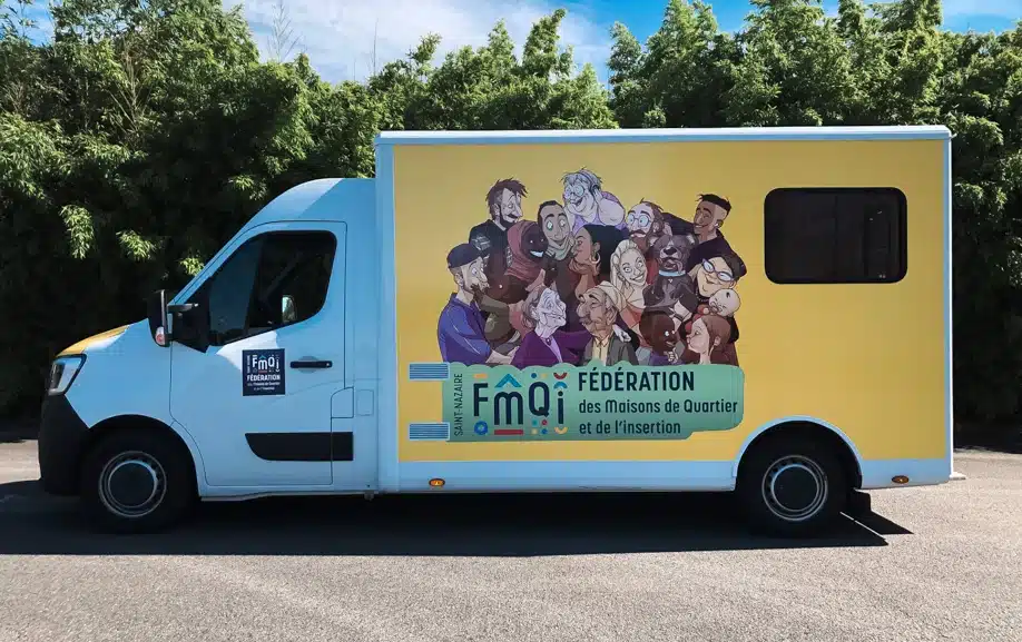 Flocage de fourgon avec logo d’entreprise et coordonnées visibles