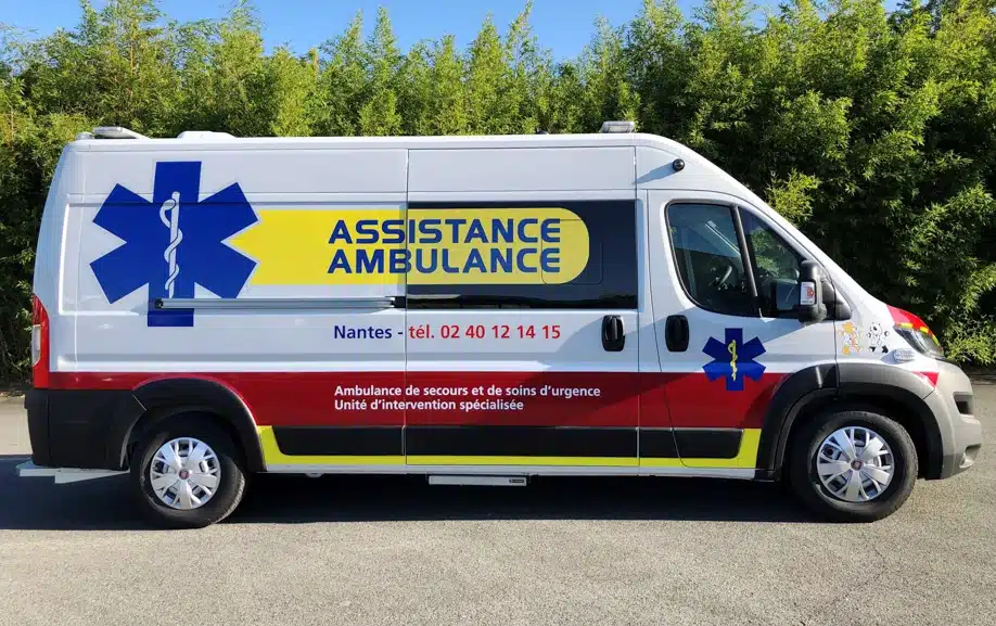 Flocage d’une ambulance avec un design personnalisé et visible de loin