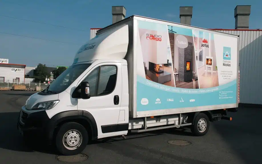 Habillage de fourgon réalisé avec adhésif sur mesure et haute durabilité