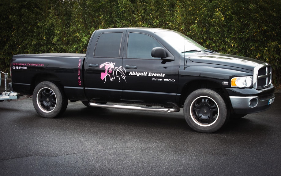 Habillage pick-up noir avec logo rose Abigail Events