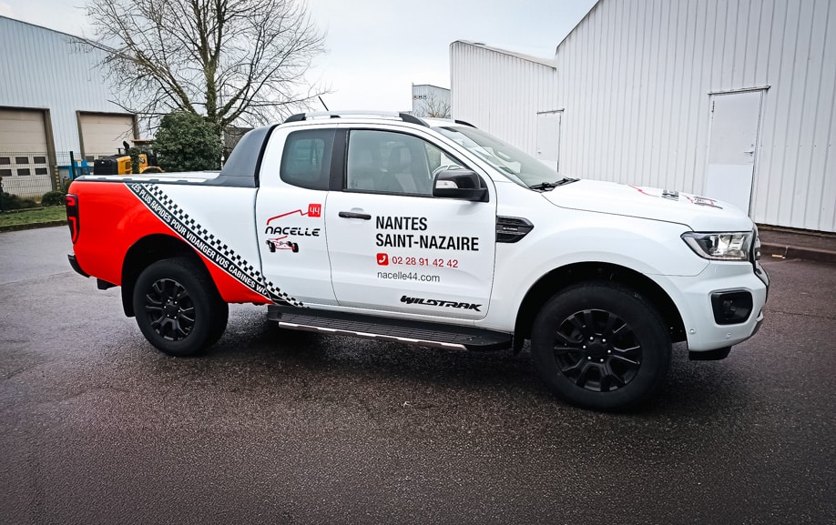 Pick up utilitaire floqué aux couleurs de Nacelle 44