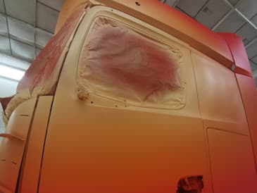 Poids lourd en cours de peinture