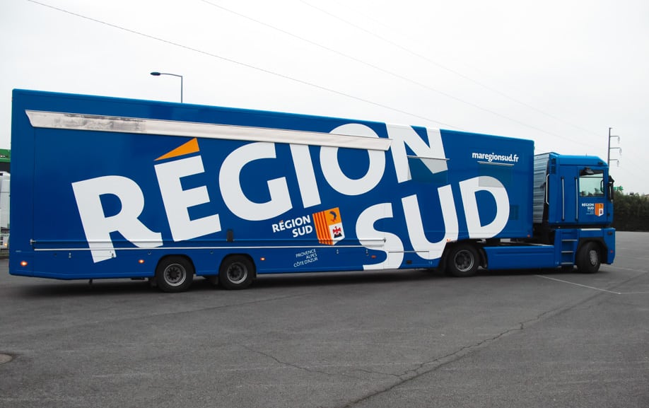 Camion avec semi-remorque peinte pour une flotte logistique harmonisée