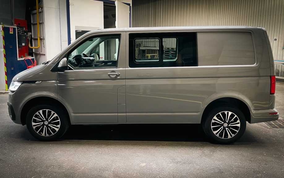Peinture complète d’un van Volkswagen en gris mat réalisée par Graphitruck