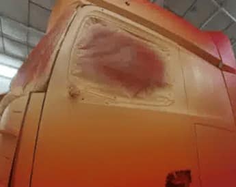 Poids lourd en cours de peinture
