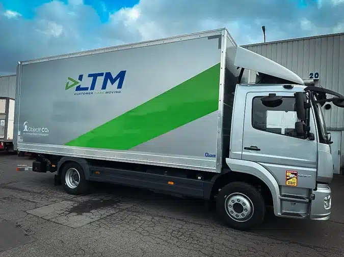 Camion avec signalisation poids lourds
