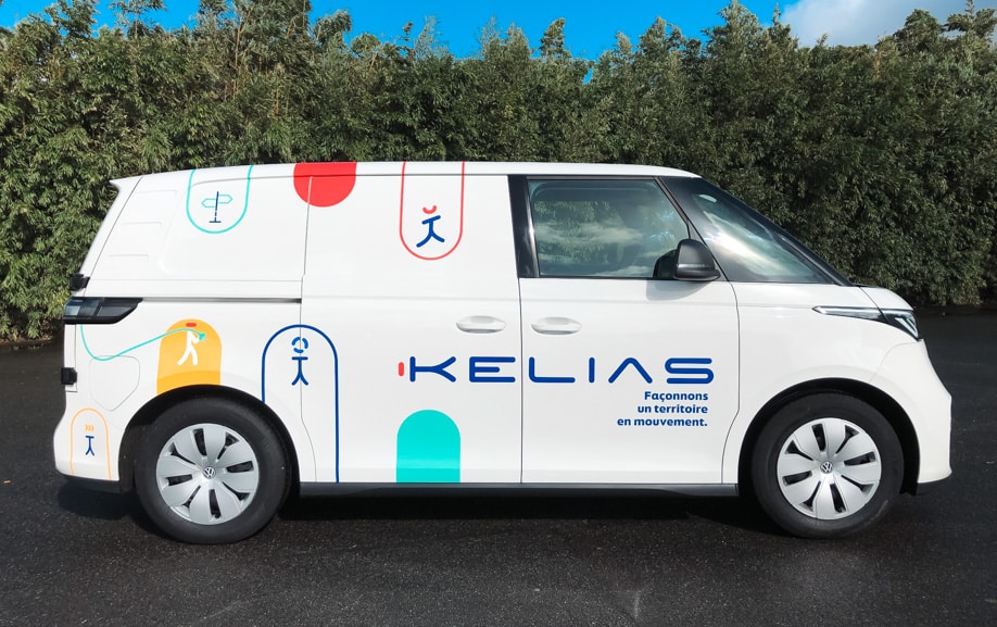 Design graphique personnalisé en sticker sur une camionnette de société