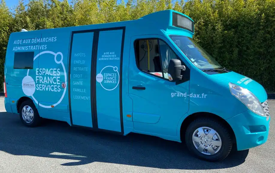 Exemple de sticker publicitaire posé sur un fourgon de société