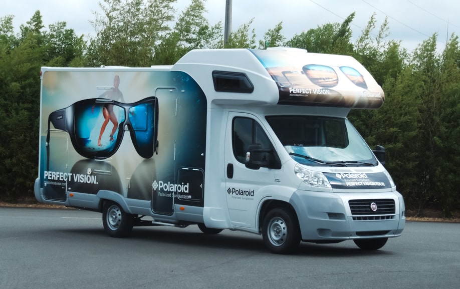 camping cars avec stickers extérieurs