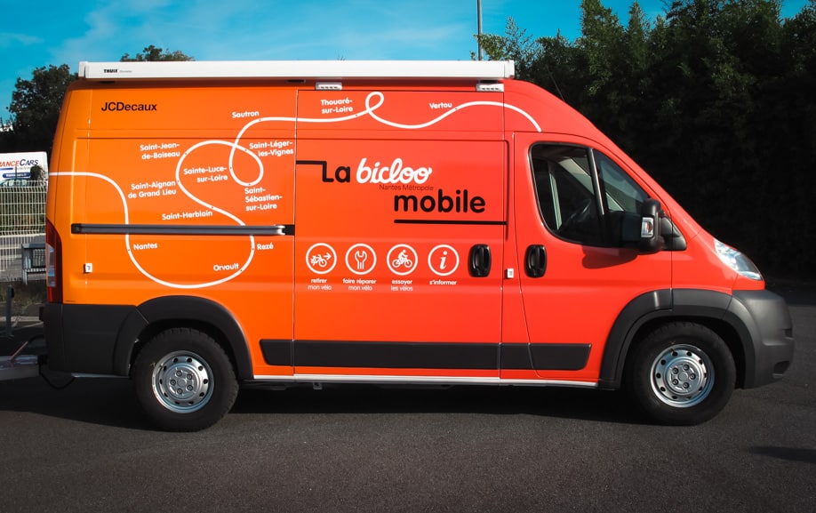 Total covering sur un fourgon urbain