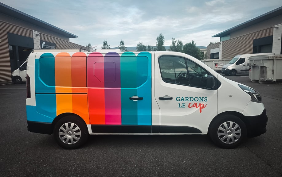 covering événementiel réalisé sur une camionnette pour l'agence Auditoire