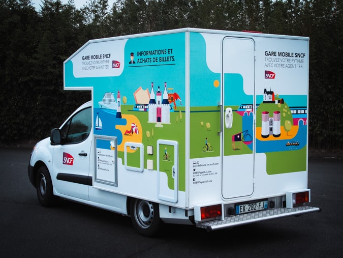 Semi-covering sur fourgon de livraison avec logo et coordonnées d’entreprise