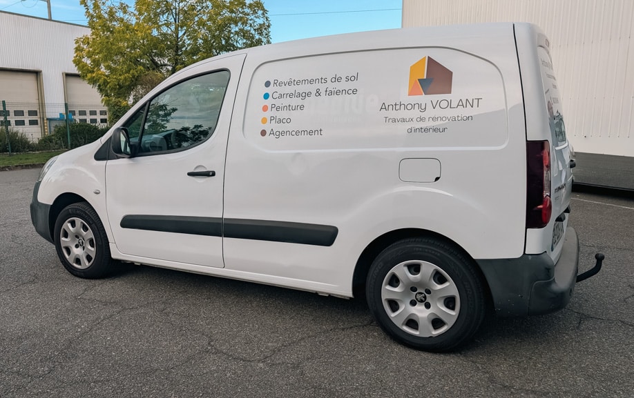 Marquage sur véhicule utilitaire à Nantes réalisé par Graphitruck