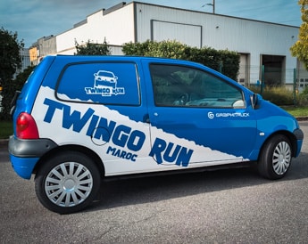 Covering posé par Graphitruck dans le cadre du sponsoring du Raid Twingo Run Maroc