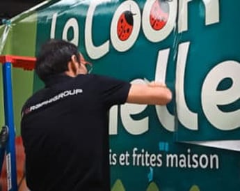 Coller une pub sur un camion