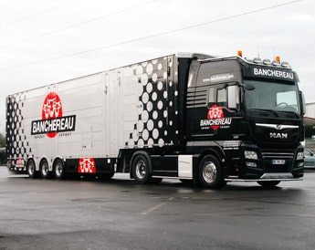 Covering d'un poids lourd flan droit d'une cabine et de sa remorque