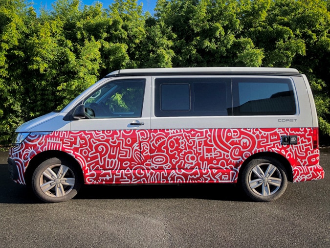 Covering d'un van motorhome rouge et blanc réalisé par Graphitruck