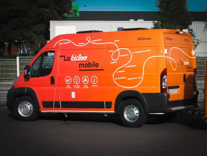 Total covering sur fourgon avec logo et coordonnées d’entreprise