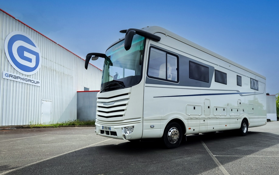 Reprise d'un covering sur la carrosserie d'un Motorhome