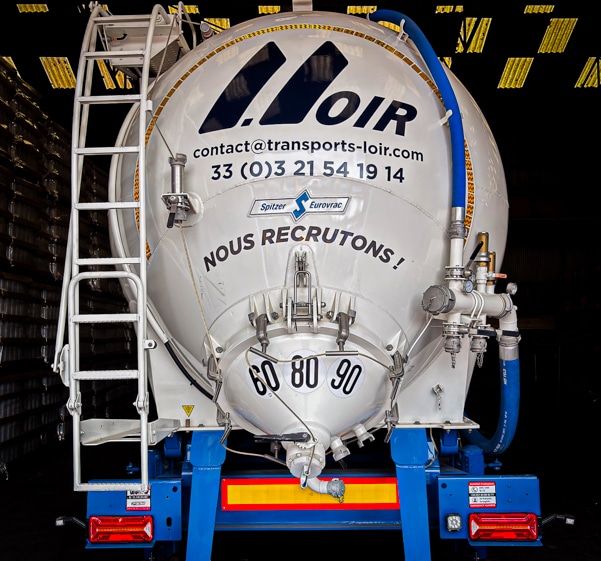 Arrière de la citerne d'un camion citerne avec un covering