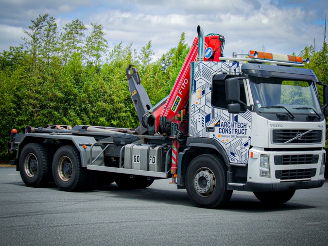Flocage de la cabine d'un camion benne poids lourd