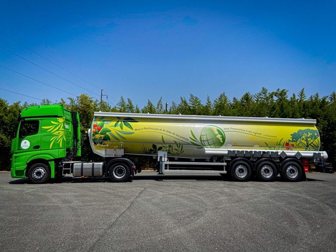 Flan d'un camion citerne d'une entreprise