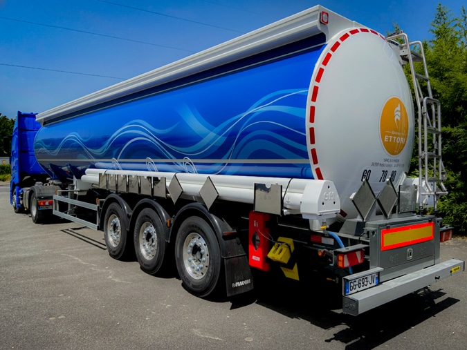 Covering d'un de la cabine et de la citerne d'un camion citerne
