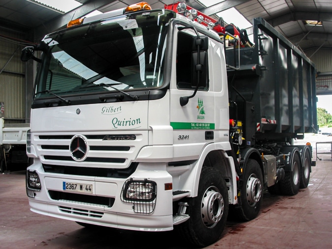 Préparation d'un covering pour un camion benne poids lourd.