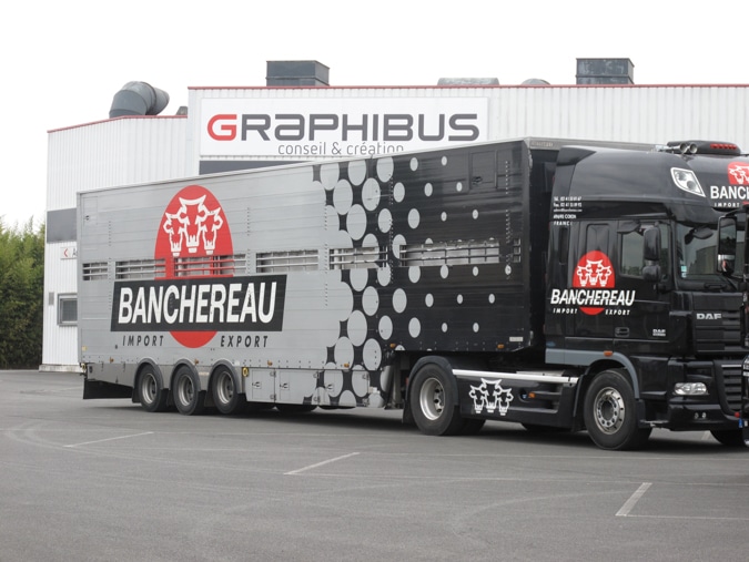 Flocage d'une remorque et de sa cabine pour un poids lourd;