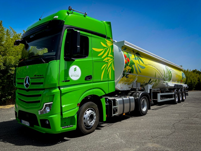 Covering d'un camion citerne d'une entreprise