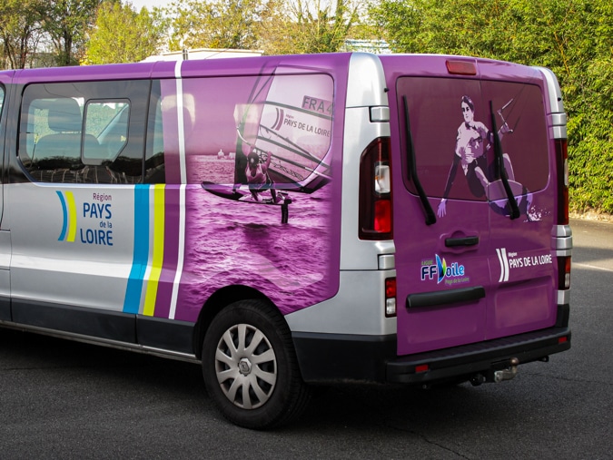 Stickers véhicules sur les vitres arrières et latérales d'un minibus