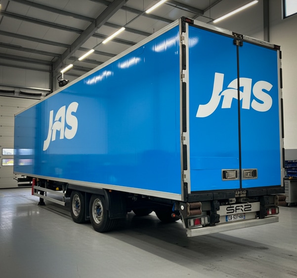 Marquage publicitaire sur la remorque d'un camion