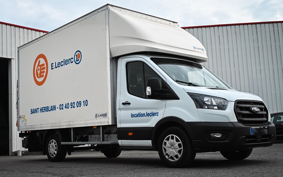 Pose de stickers camion réalisée par Graphitruck