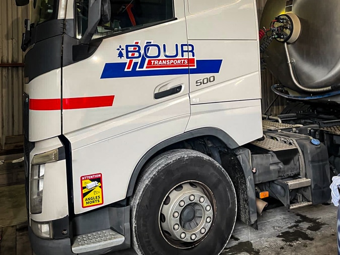 Sticker réglementaire angle mort posé sur un camion