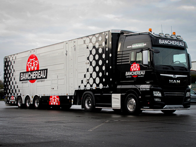 Covering d'un camion avec sa remorque grâce à un kit déco camion