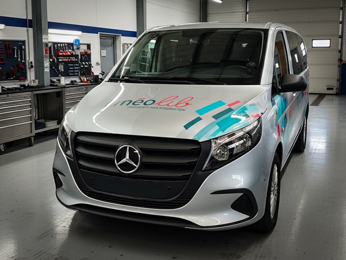 Stickers posés sur un camion par Graphitruck