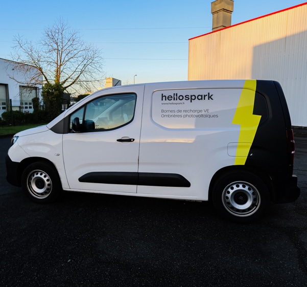 Flan gauche d'un utilitaire décoré grâce à un kit déco pour camions