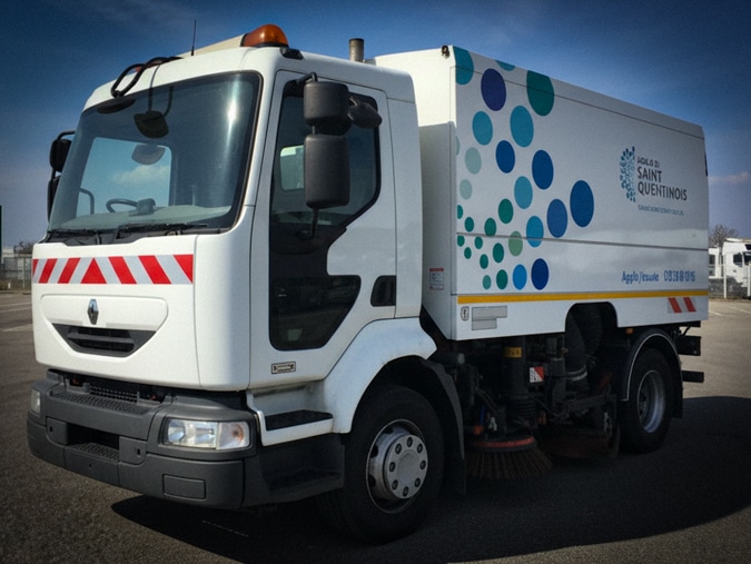 Signalétique partielle sur camion