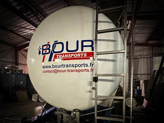 Signalétique sur une remorque poids lourd