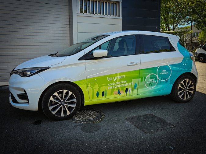 Signalétique de véhicule sur voiture entreprise