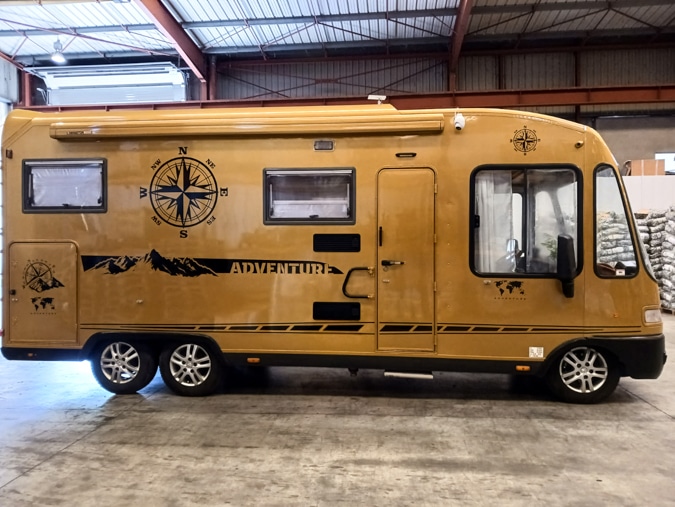 Camping car avec un covering par Graphitruck