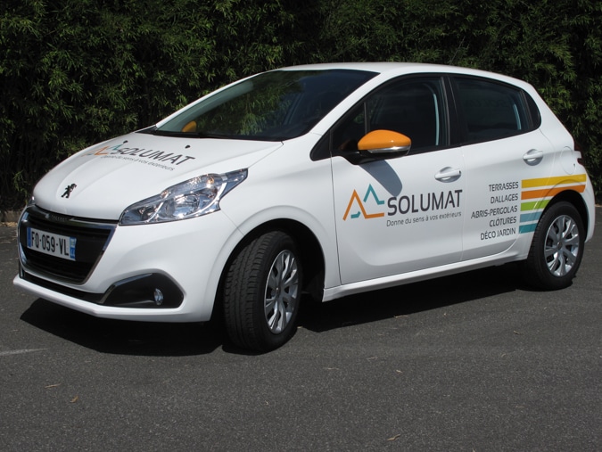 Lettrage publicitaire sur Peugeot 208 d'entreprise