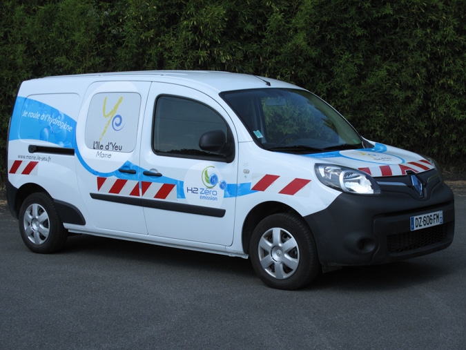 Pose de film vinyle sur Renault Kangoo en atelier Graphitruck