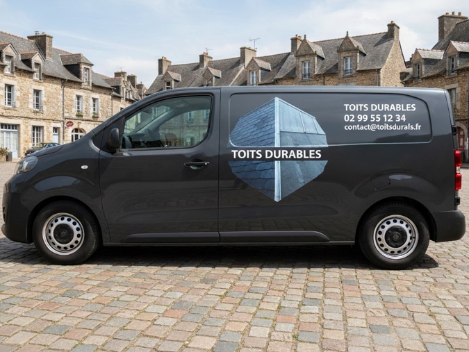 Covering d'un fourgon d'entreprise de couvreur réalisé par Graphitruck
